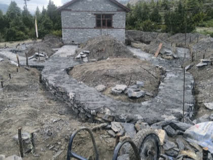 觀山暖堂地基放樣完成，緊鄰既有的石砌小屋